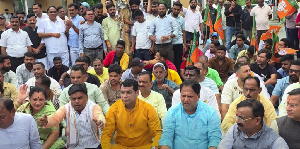 रुद्रपुर में कांग्रेस के खिलाफ भाजपा का प्रदर्शन, नीतियों और रवैये को लेकर कार्यकर्ताओं ने जताया विरोध