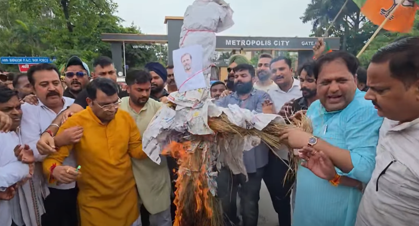 रुद्रपुर में कांग्रेस के खिलाफ भाजपा का जोरदार प्रदर्शन, राहुल गांधी का पुतला फूंककर जताया विरो